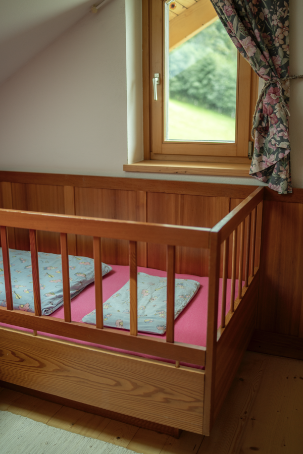 Schlafzimmer mit Gitterbett