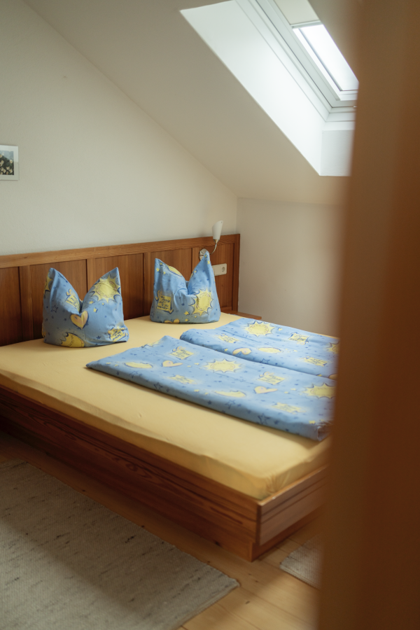 Schlafzimmer mit Doppelbett