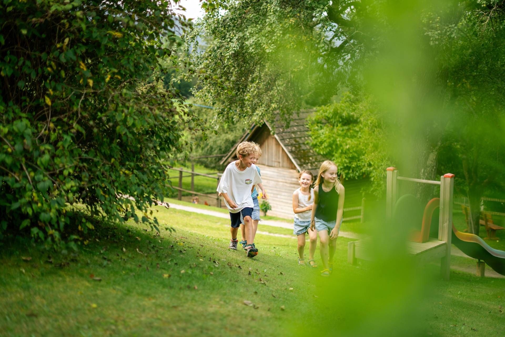 Kinder spielen und entdecken die Natur am Mailänderhof