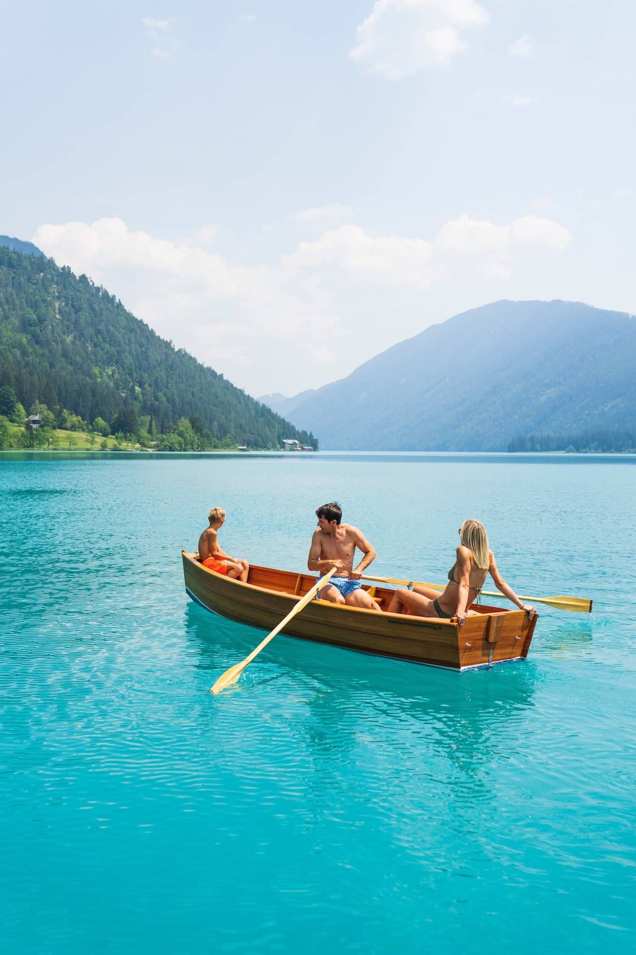 Familie in einem Ruderboot am Weissensee