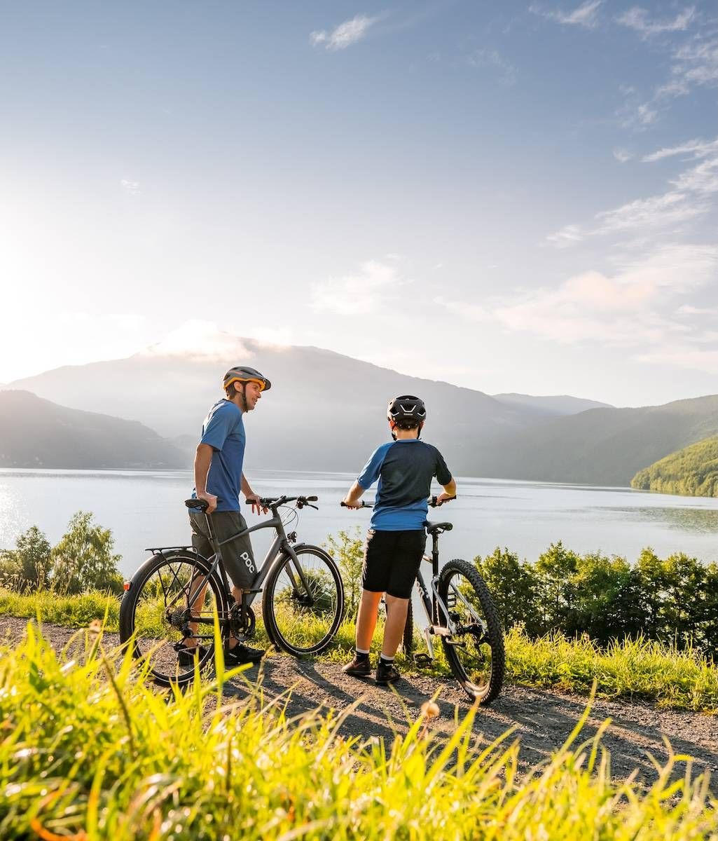 Vater und Sohn beim Radfahren am Millstättersee