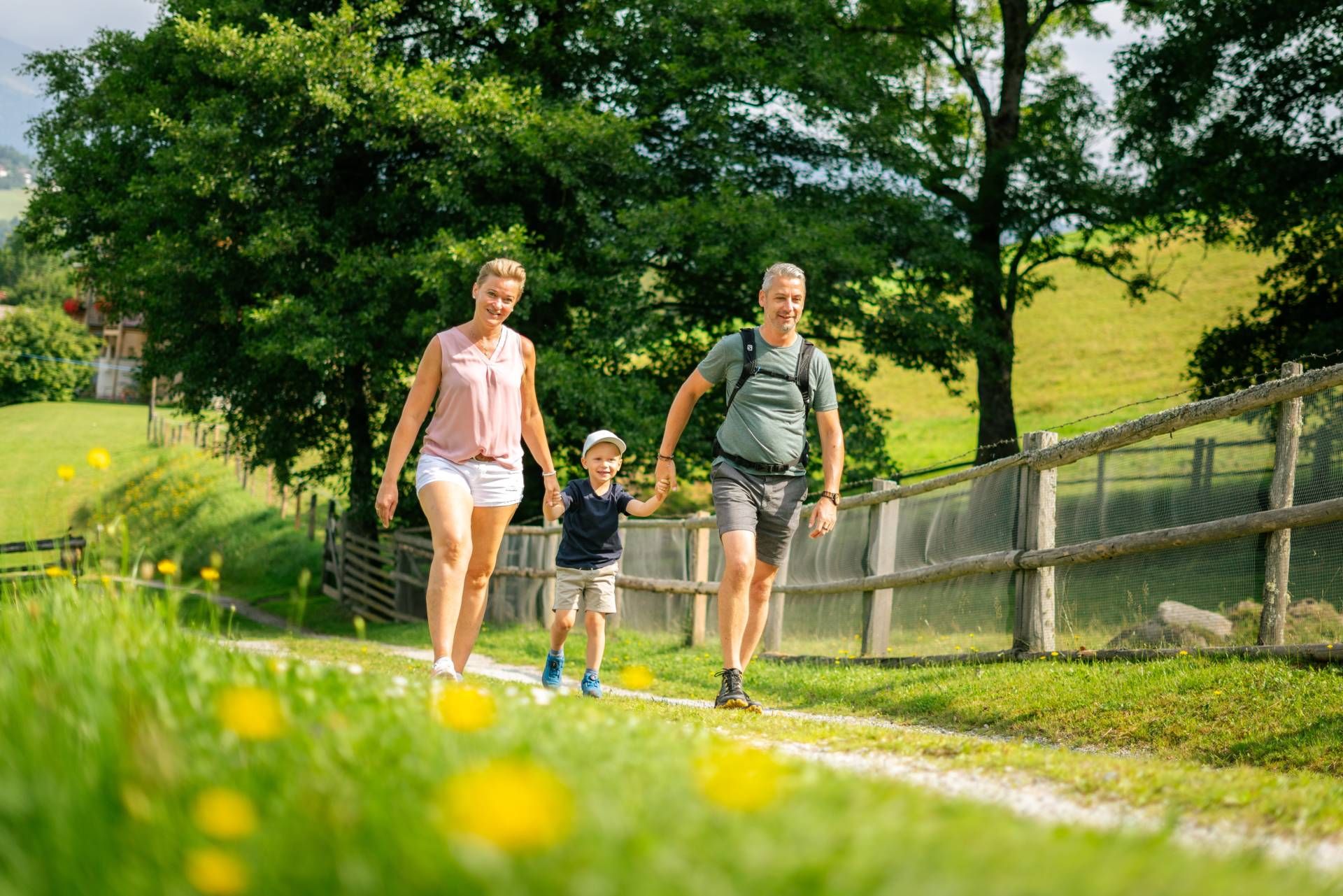 Familie beim gemeinsamen Wandern auf Naturwegen rund um den Mailänderhof