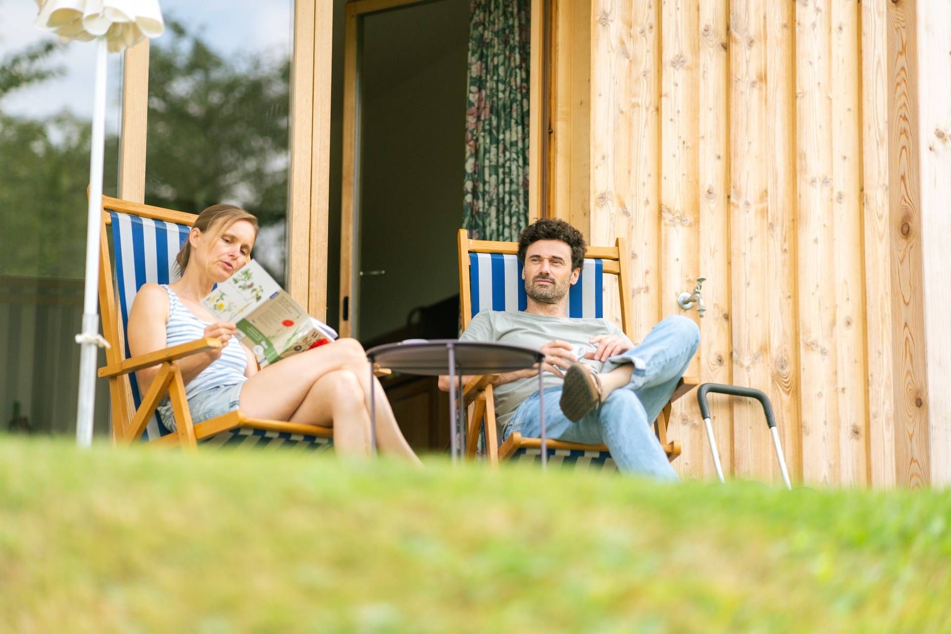 Erwachsene entpannen auf der Terasse