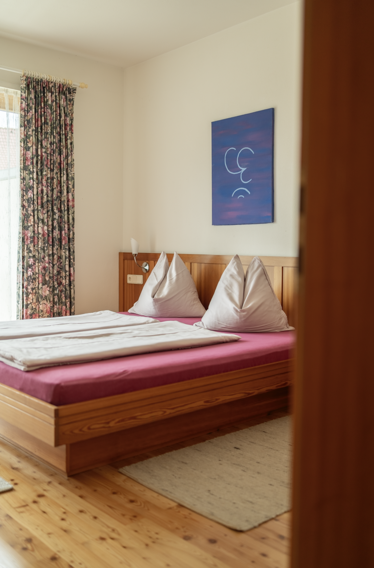 Schlafzimmer mit Doppelbett