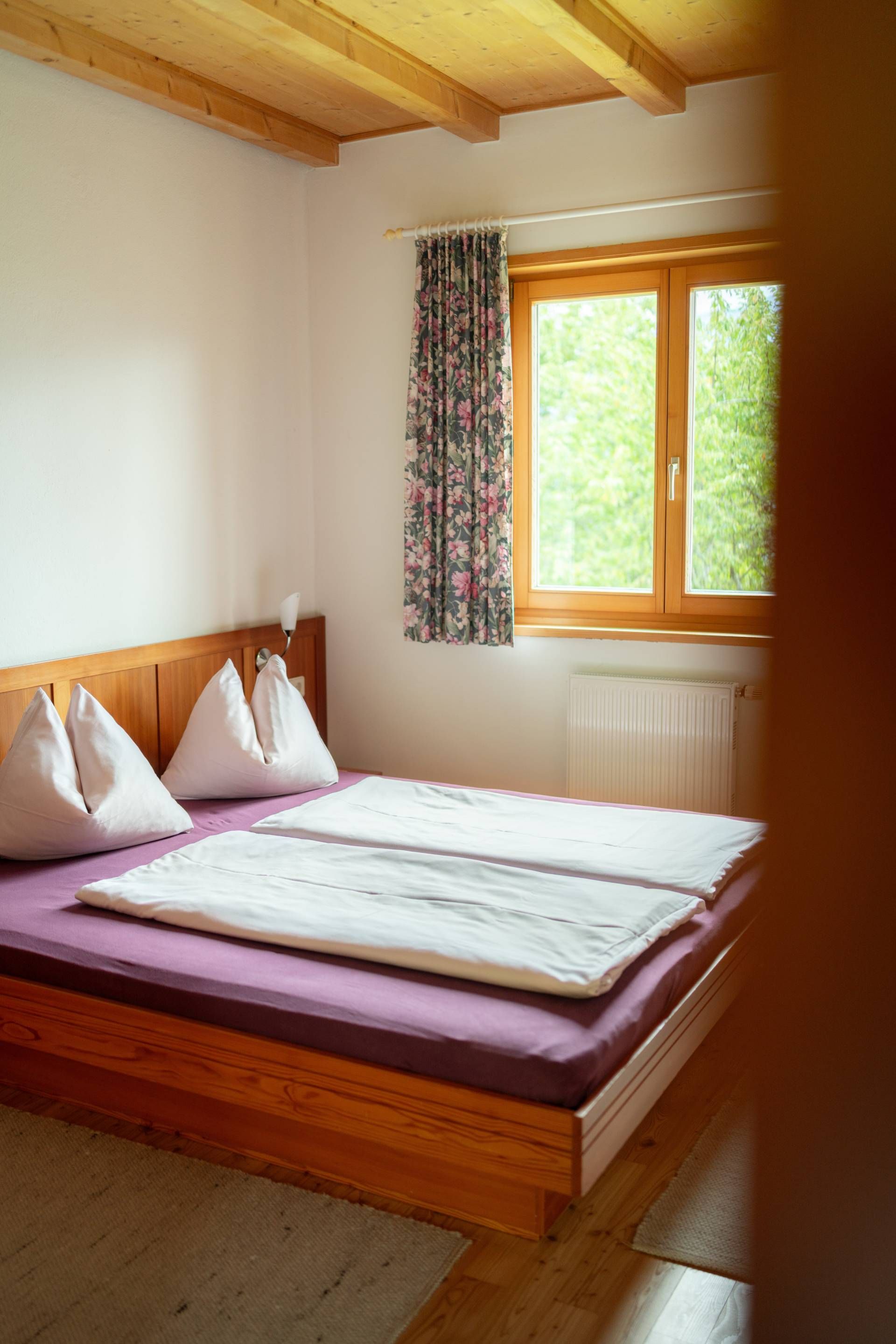 Schlafzimmer mit Doppelbett