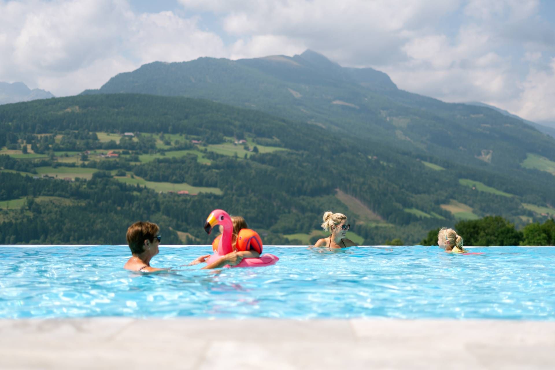 Familie genießt den Panorama-Pool am Mailänderhof