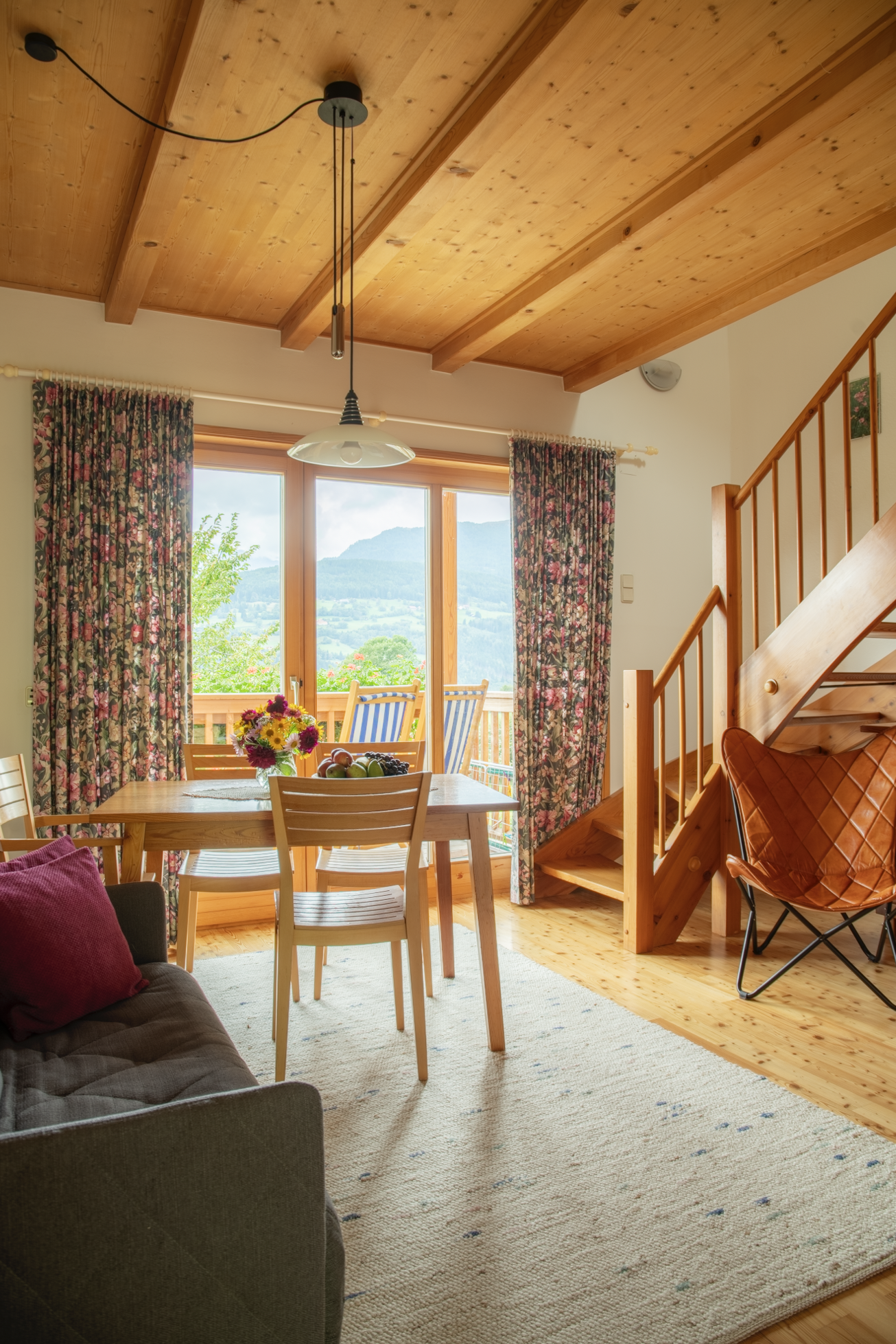 Wohnraum mit Esstisch