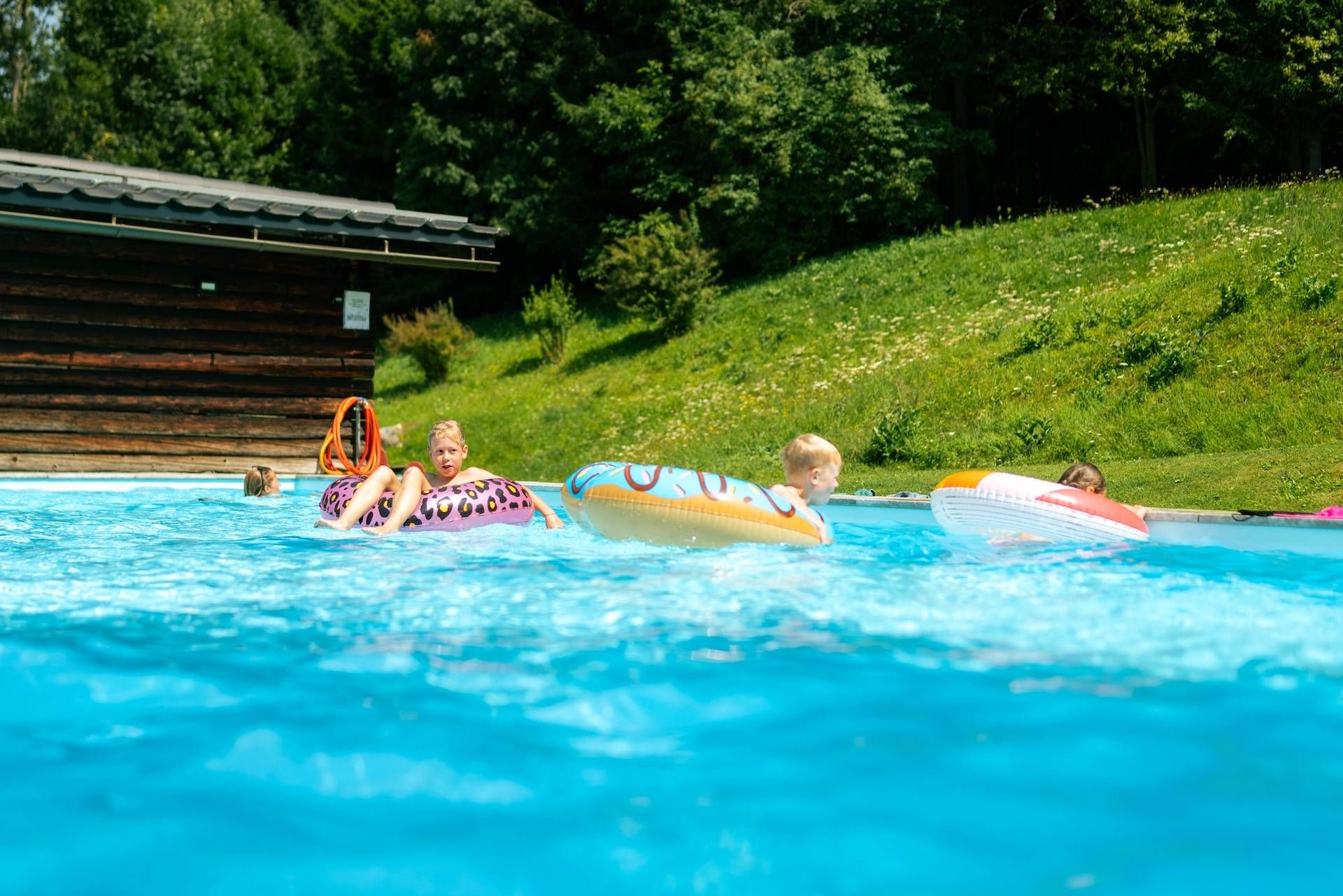 Kinder schwimmen im Pool