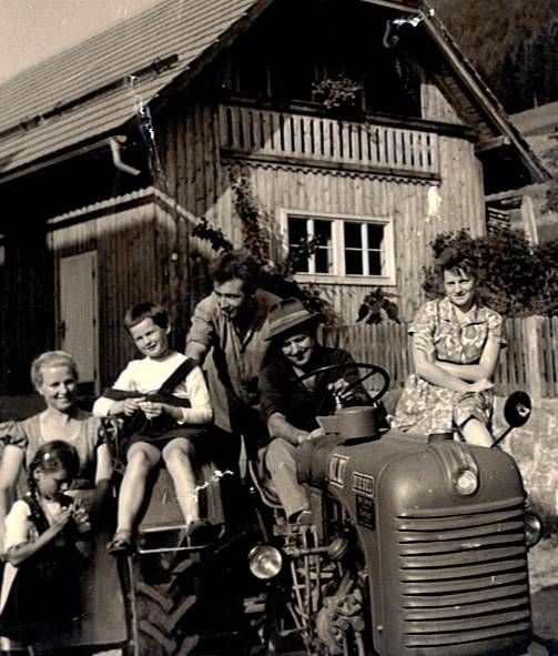 Schwarz-weiss Bild mit der Familie vom Mailänderhof