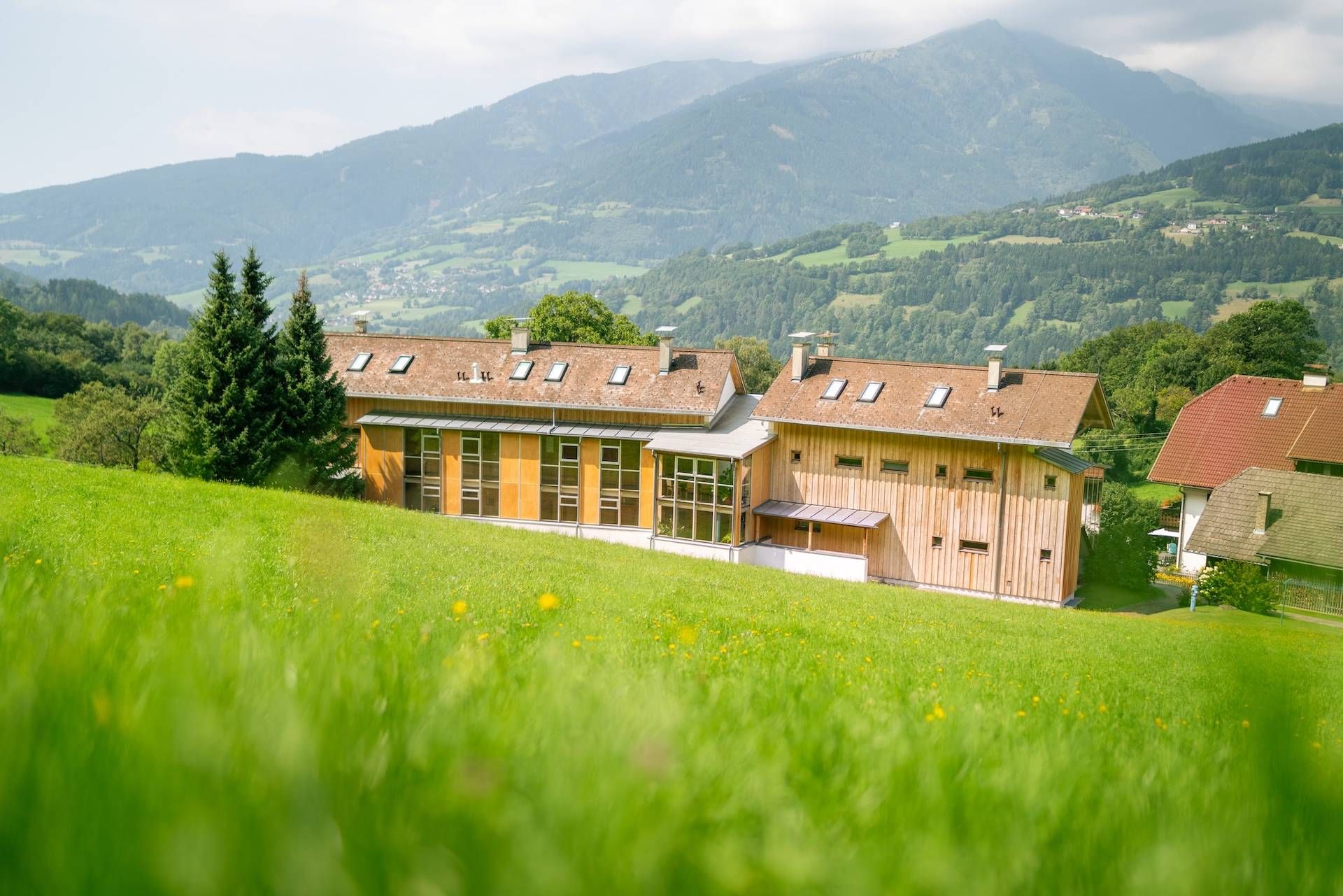 Mailänderhof – Urlaub am Bauernhof mit Blick auf die Berge und moderne Holzbauweise mitten im Grünen.