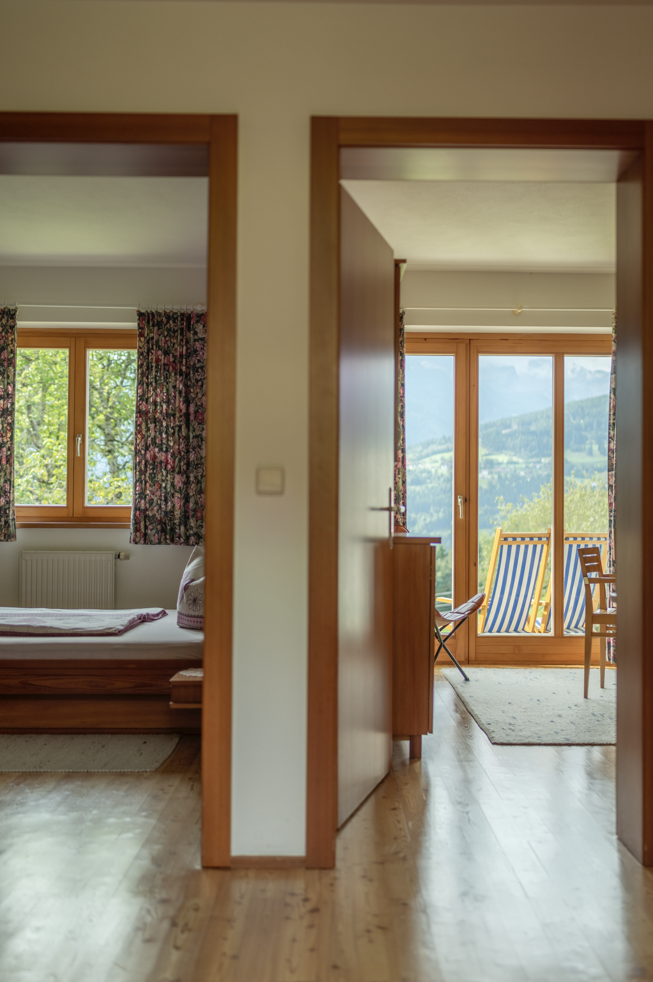 Vorraum mit Blick in Schlafzimmer und durch die Küche auf die Terrasse